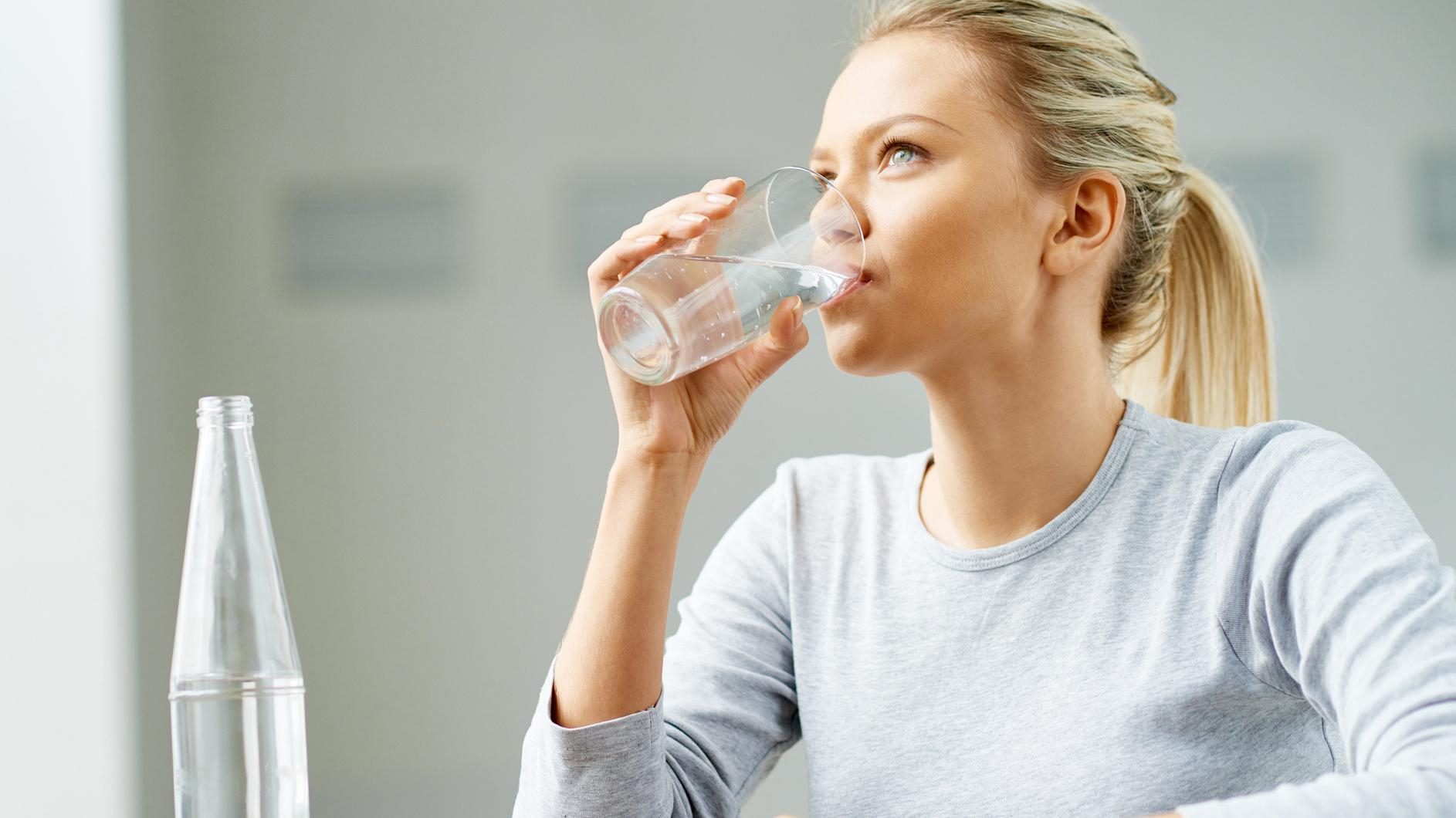 Почему нужно пить теплую воду в холодное время года