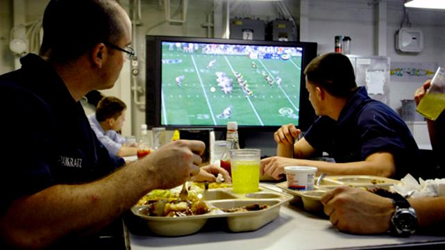 Почему ужинать перед телевизором вредно