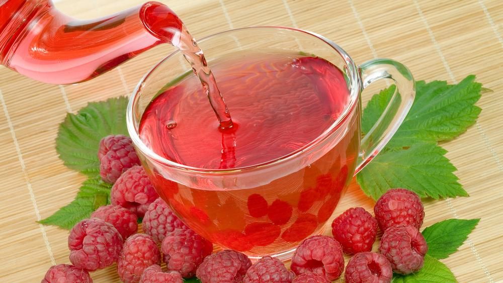 Чи корисно пити чай з малиною під час застуди: цікаві факти від Супрун