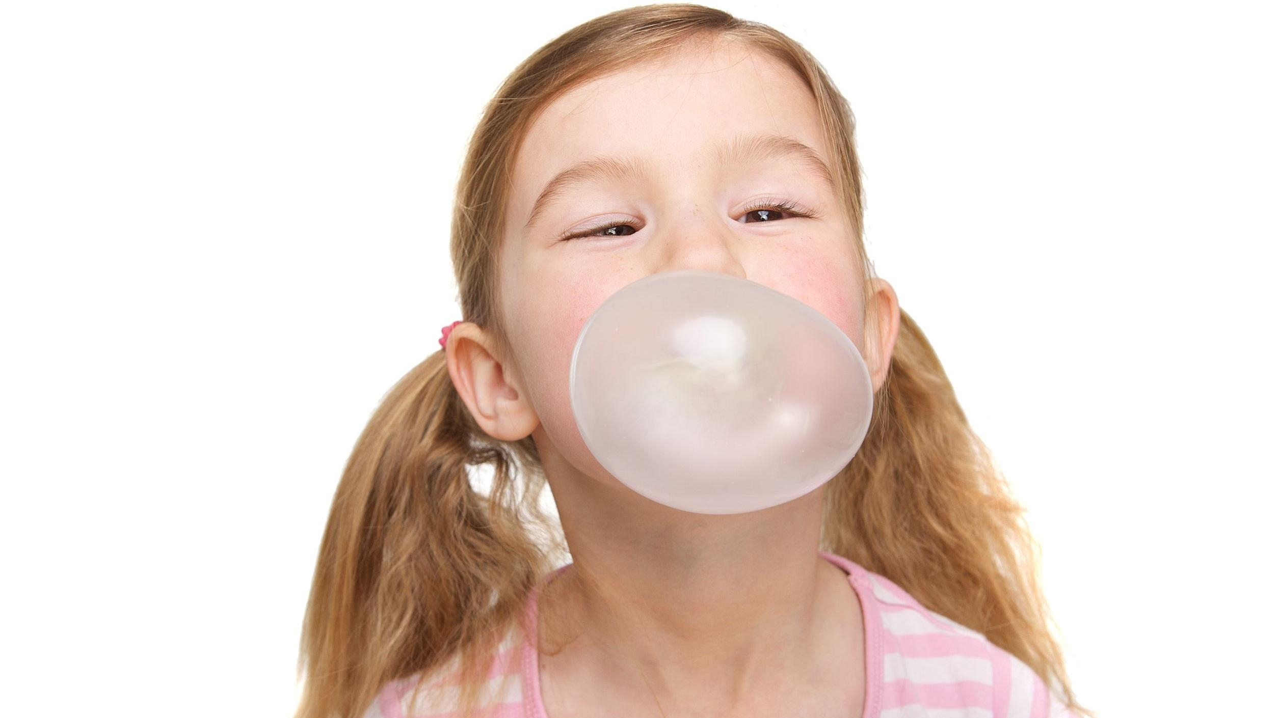 Что будет, если ребенок проглотил жвачку: последствия