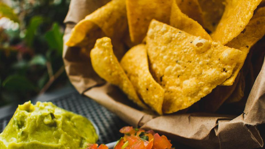 В Украине могут запретить продажу чипсов: медики назвали причину