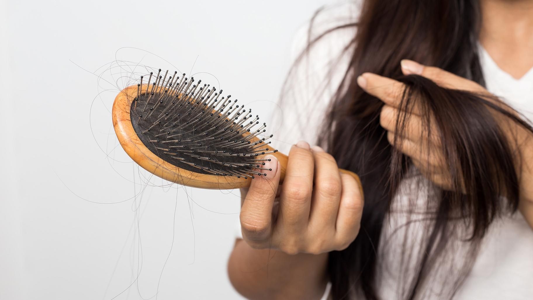 Как остановить выпадение волос осенью: ответ врача