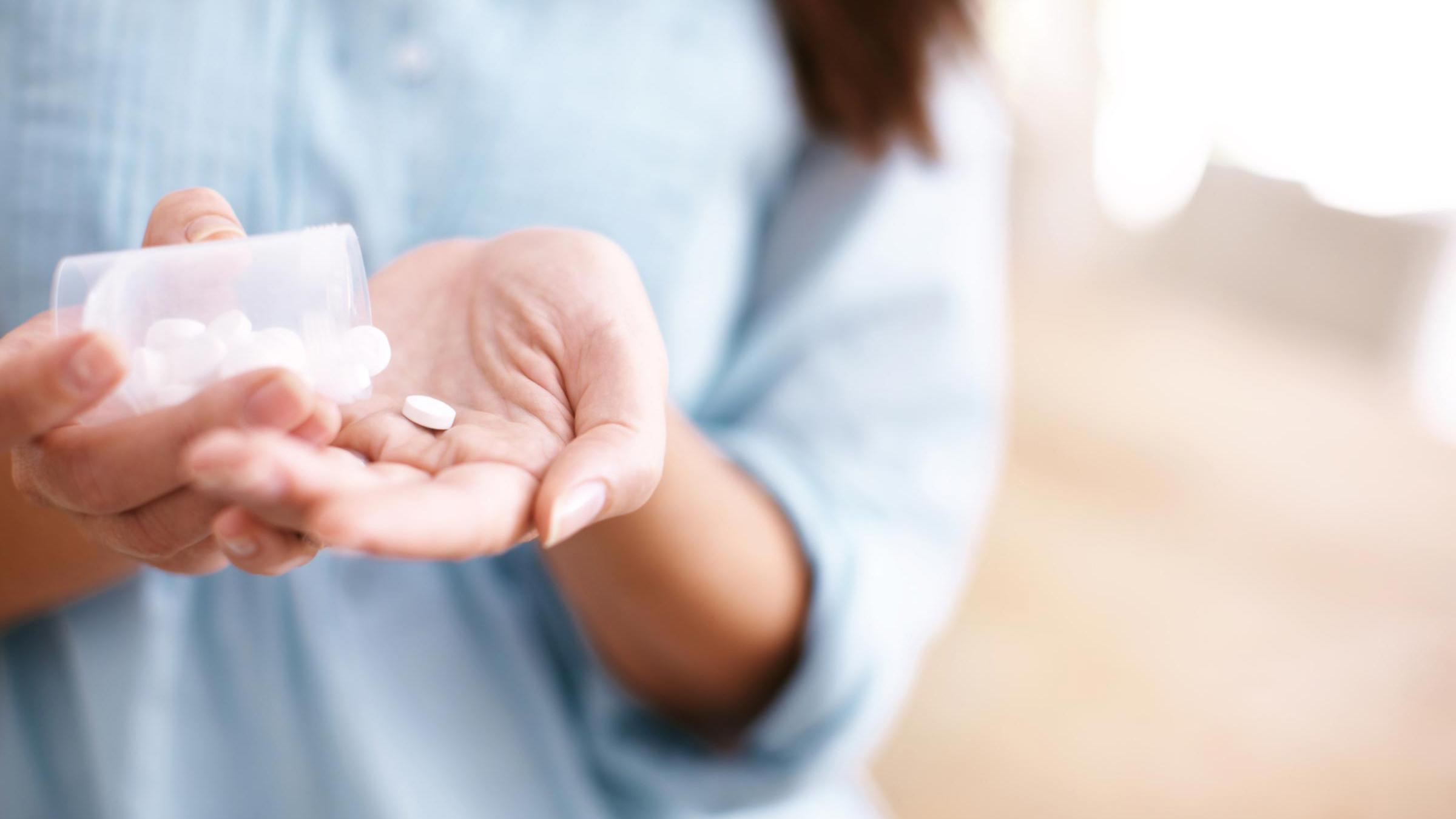 В Украине сняли запрет с лекарств для укрепления костей и спрея от насморка