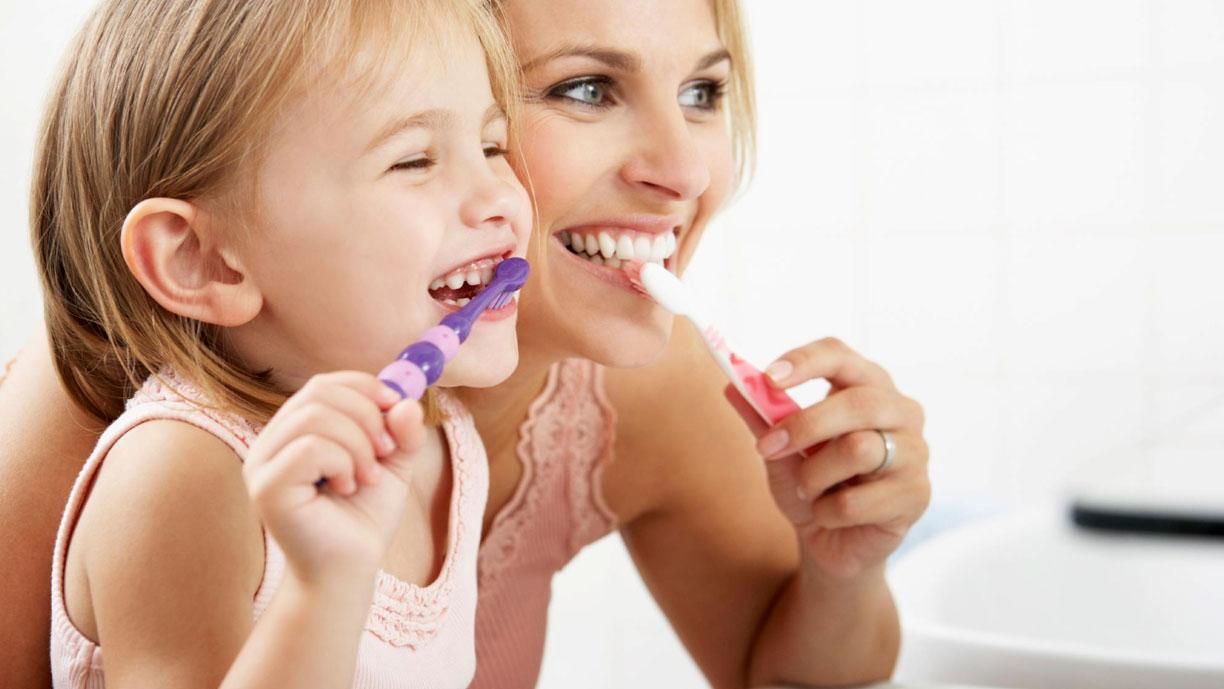 Як правильно доглядати за зубами дітей