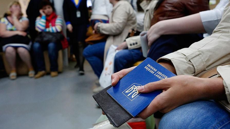 Їдучи працювати за кордон, українці не тікають від проблем, – психолог