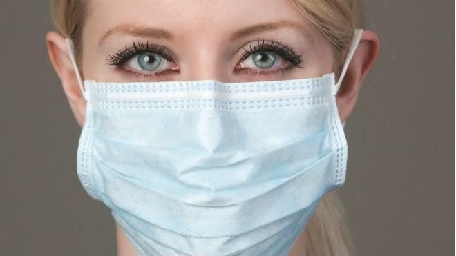 Почему стоит носить защитную маску во время простуды: объяснение врача