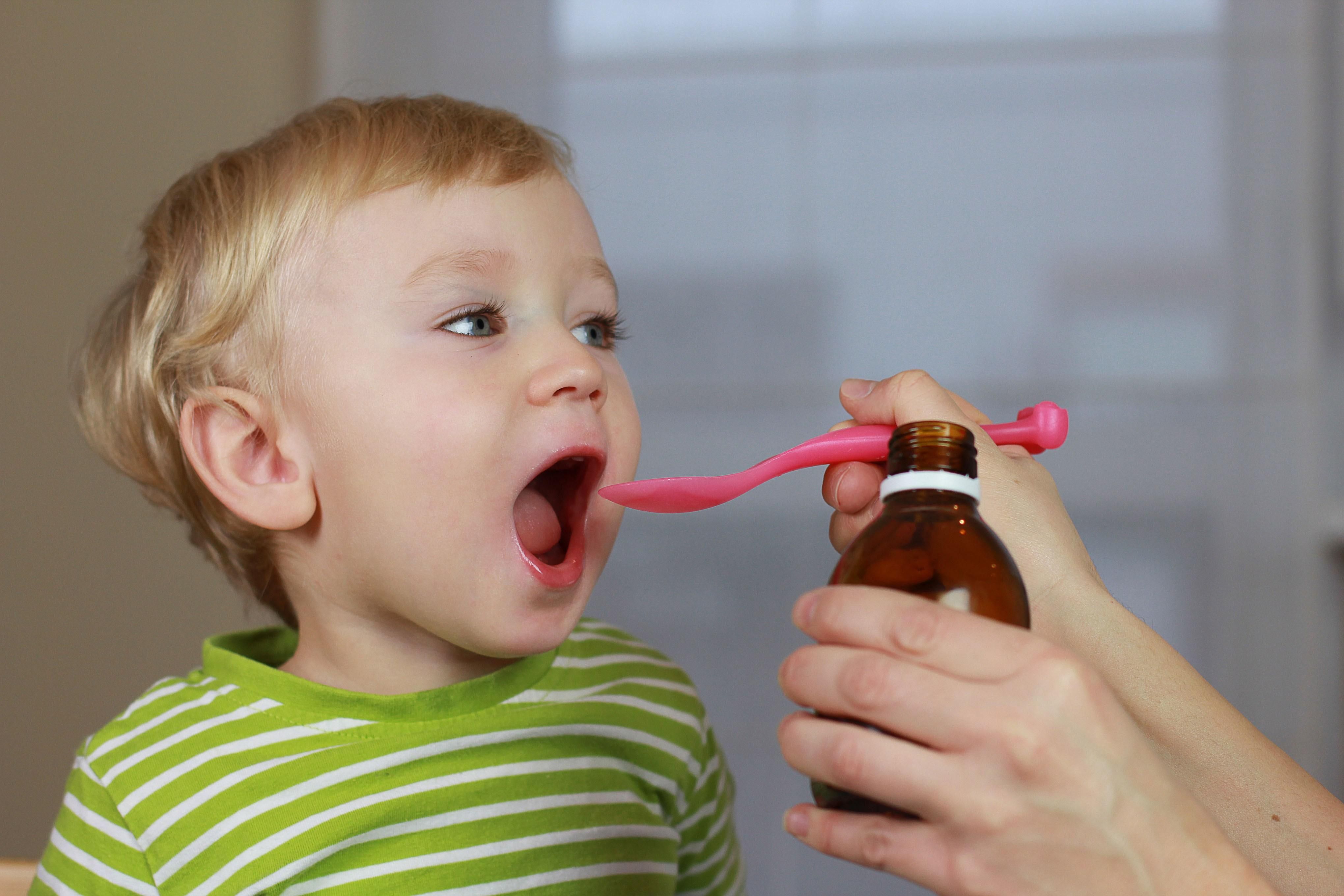 Чому не можна давати дитині дорослі "ліки": пояснення Комаровського