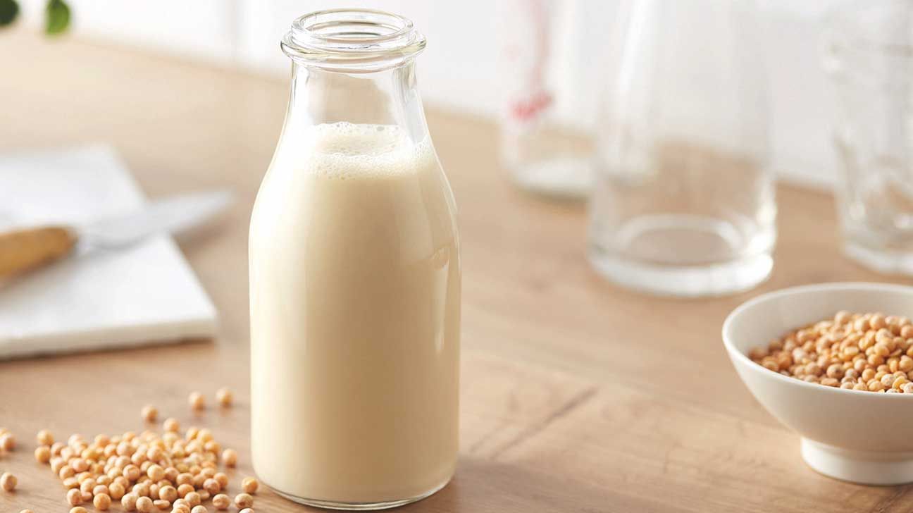 Кокосове, соєве та вівсяне молоко: корисні властивості продуктів