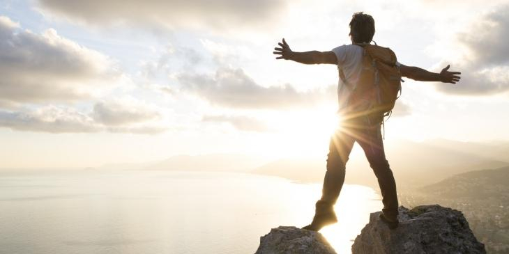 Почему счастливые люди стареют медленнее: объяснение