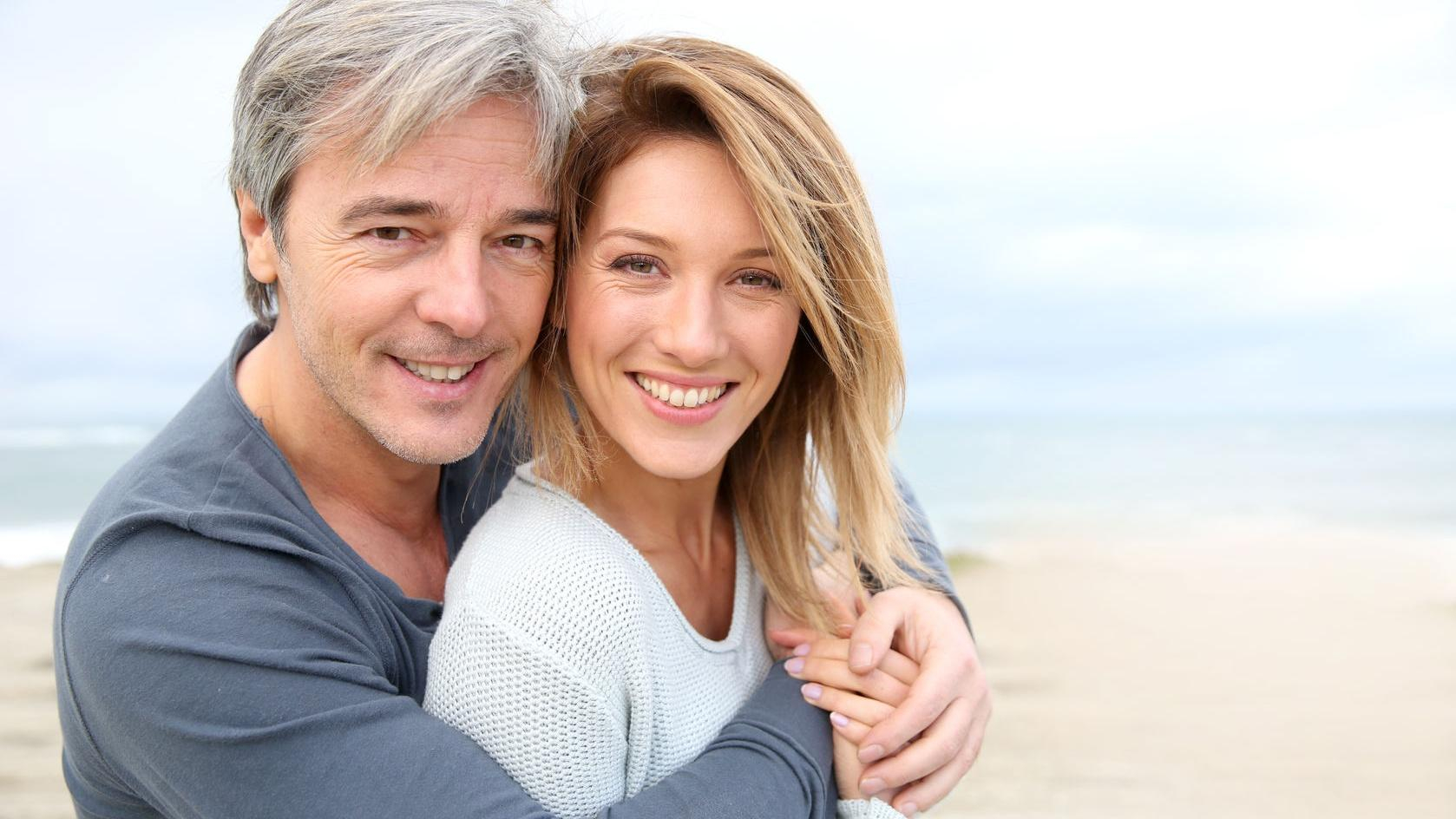 Почему женщины влюбляются в старших по возрасту мужчин