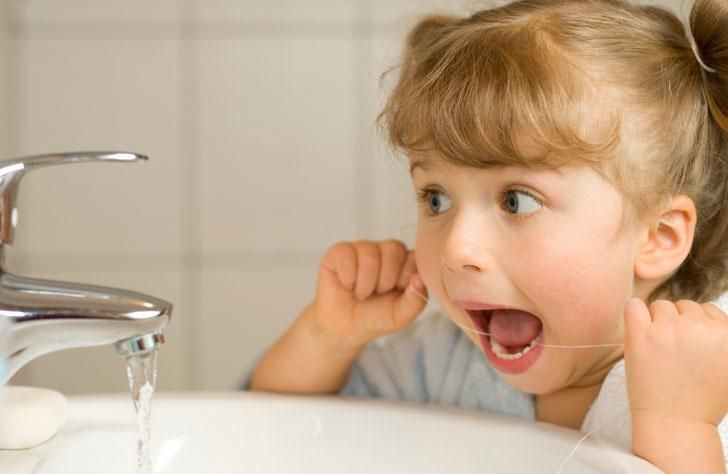 Что такое зубная нить и когда ее начинать применять к детям