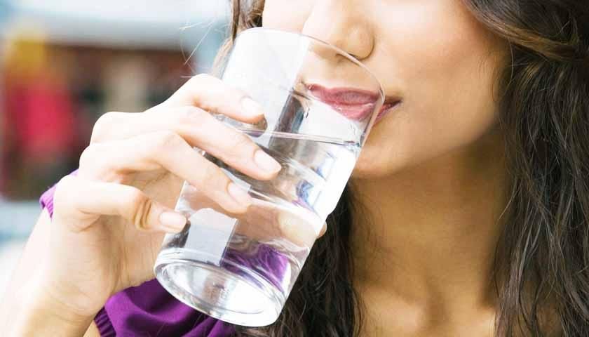 Почему опасно пить много воды: объяснение медиков