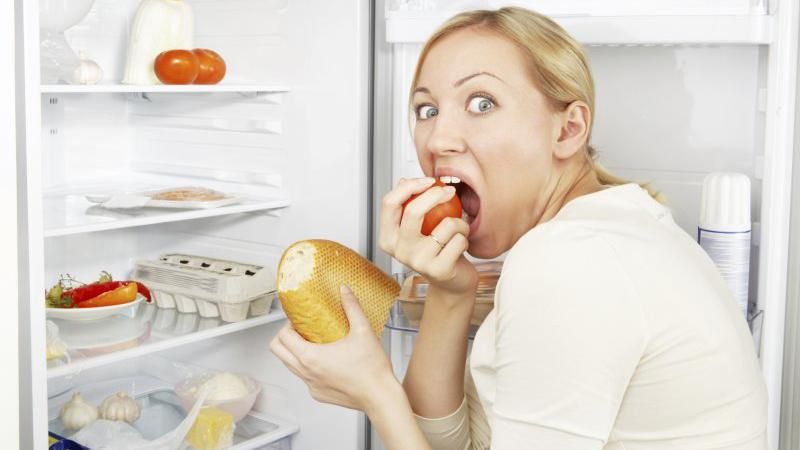 Чому людям хочеться їсти навіть після ситного прийому їжі 