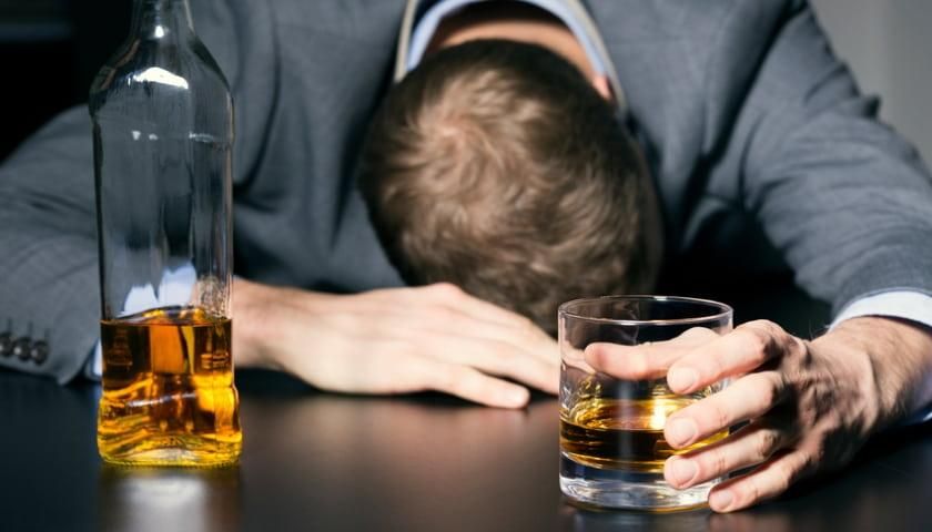 Медики назвали тревожный сигнал, который свидетельствует о проблемах с алкоголем