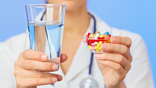 Чим не можна запивати ліки: поради фахівців