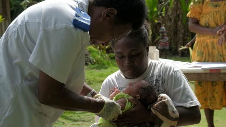 Вперше на важкодоступний острів вакцину доставили дроном