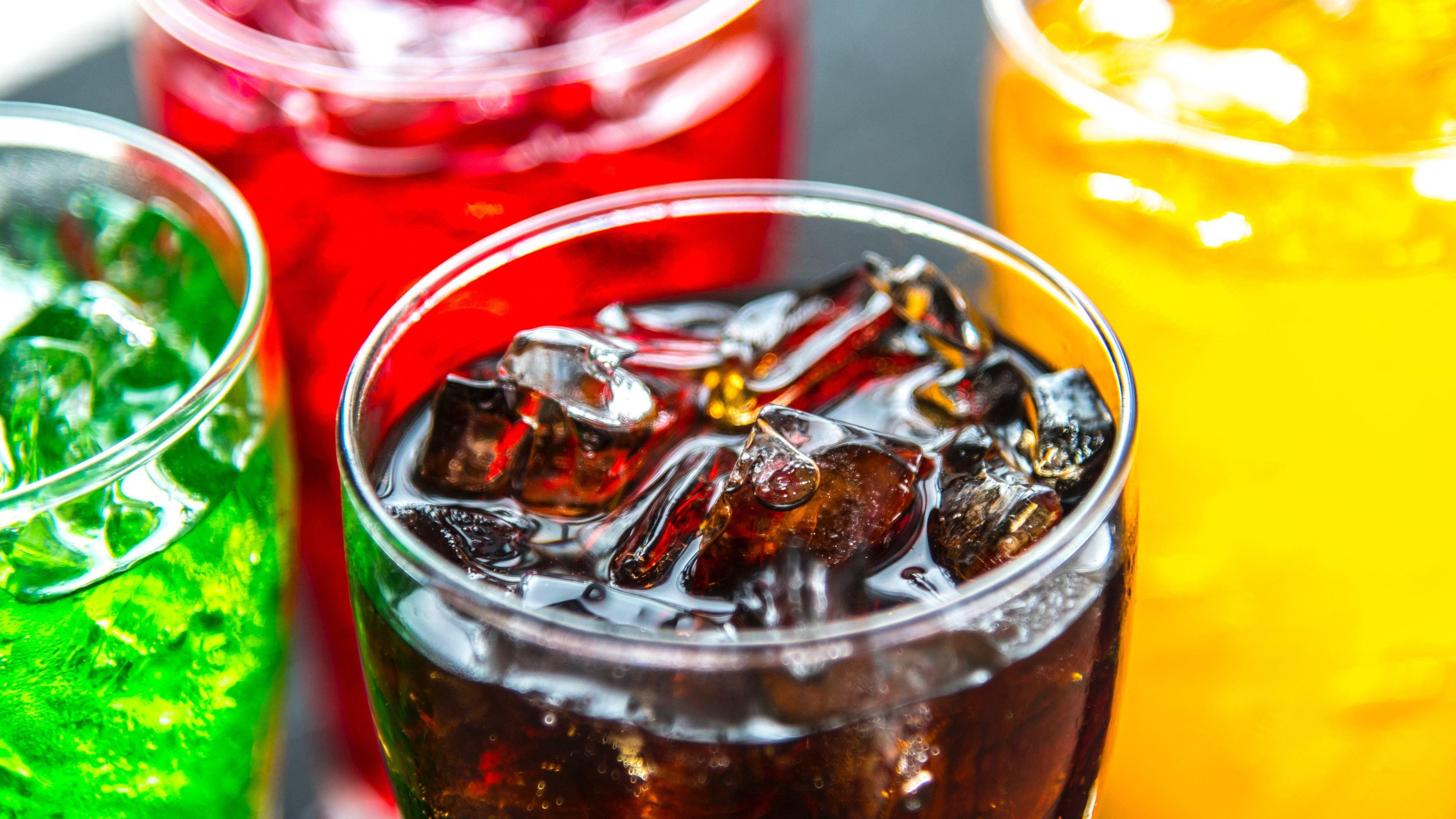 К какой опасной болезни может привести употребление сладких напитков