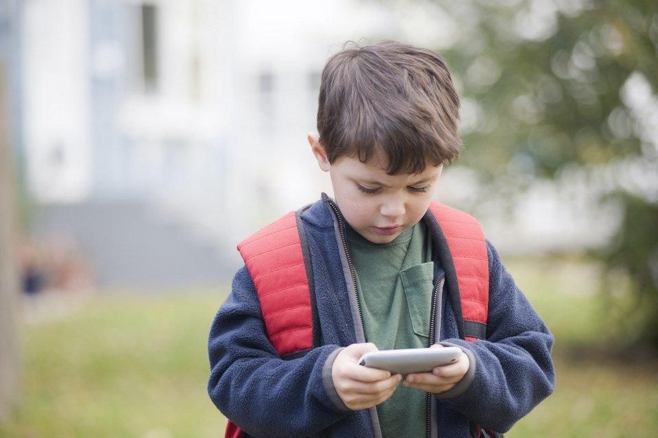 Які серйозні хвороби у дітей може спричинити тривале користування смартфонами 