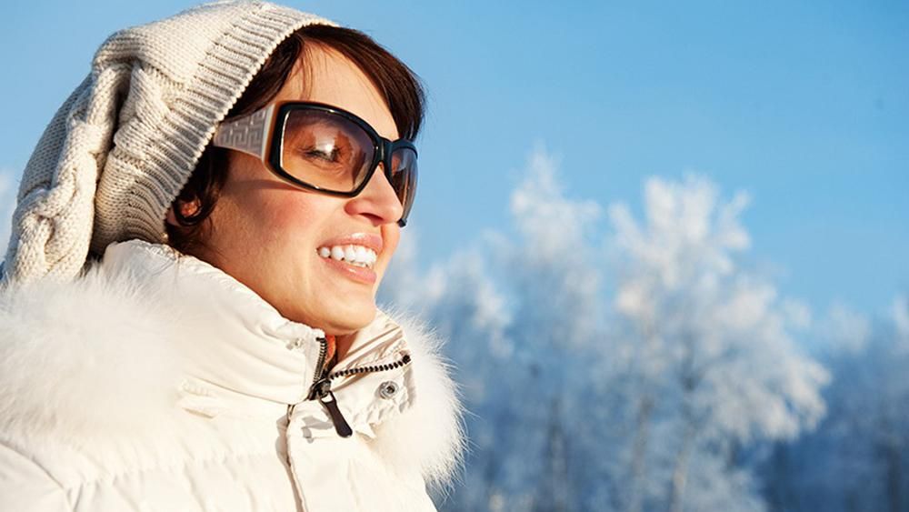 Нужно ли носить солнцезащитные очки зимой