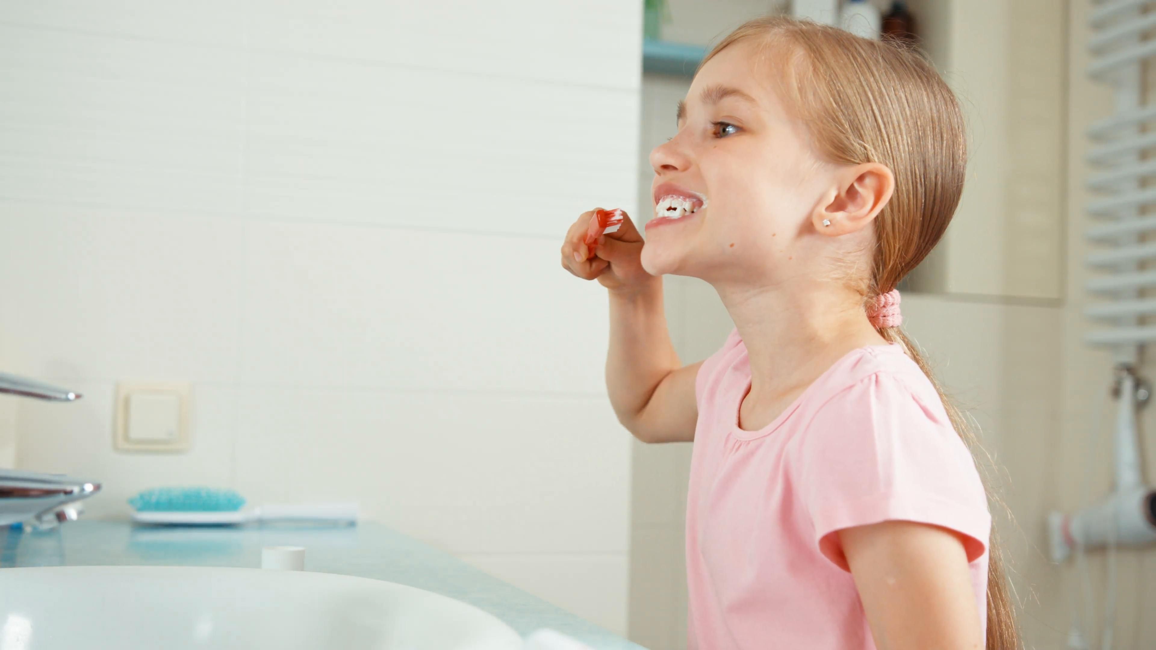Як вибрати зубну щітку для дитини: поради стоматолога