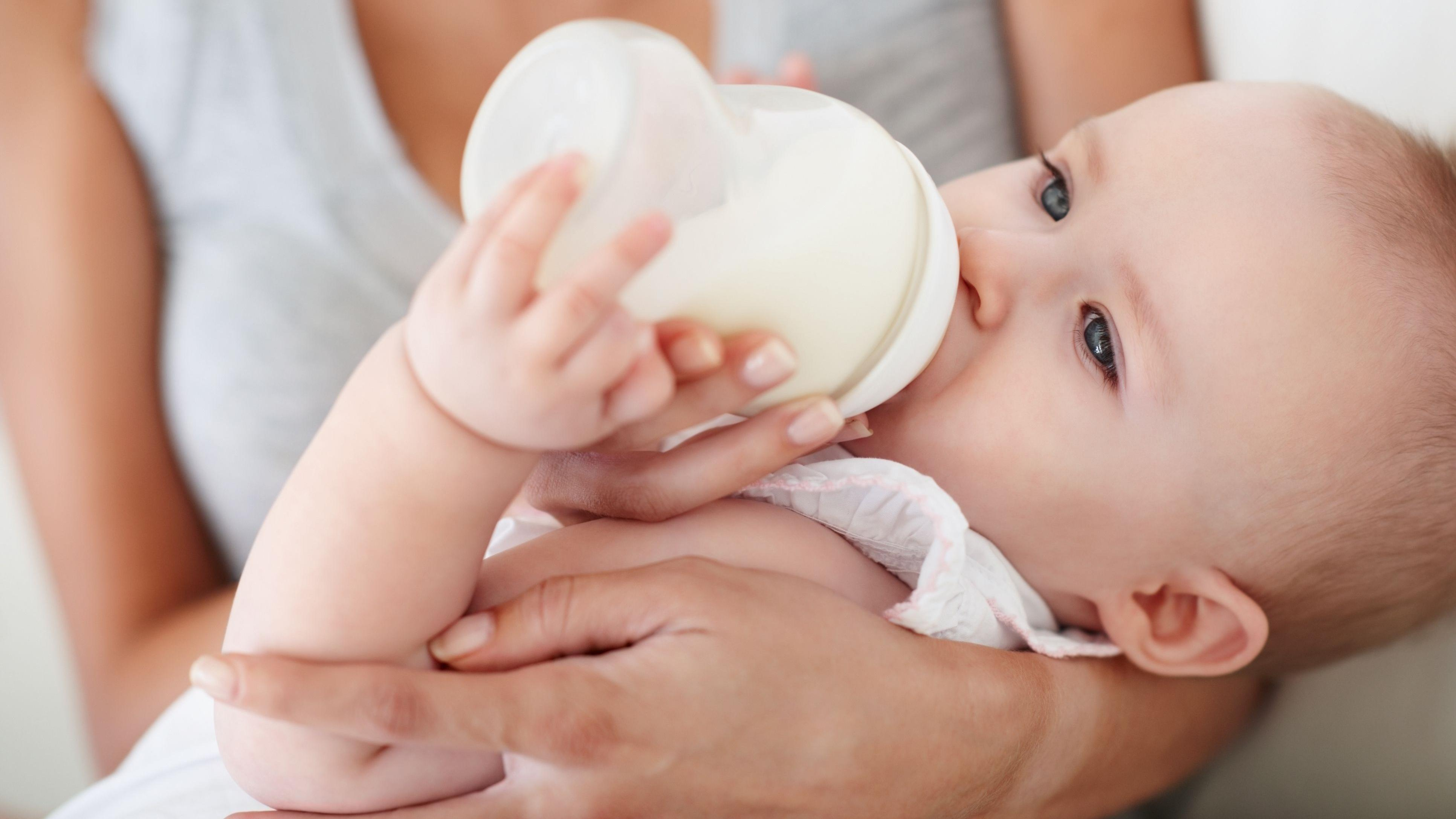 Ученые объяснили, из-за чего ребенок становится левшой