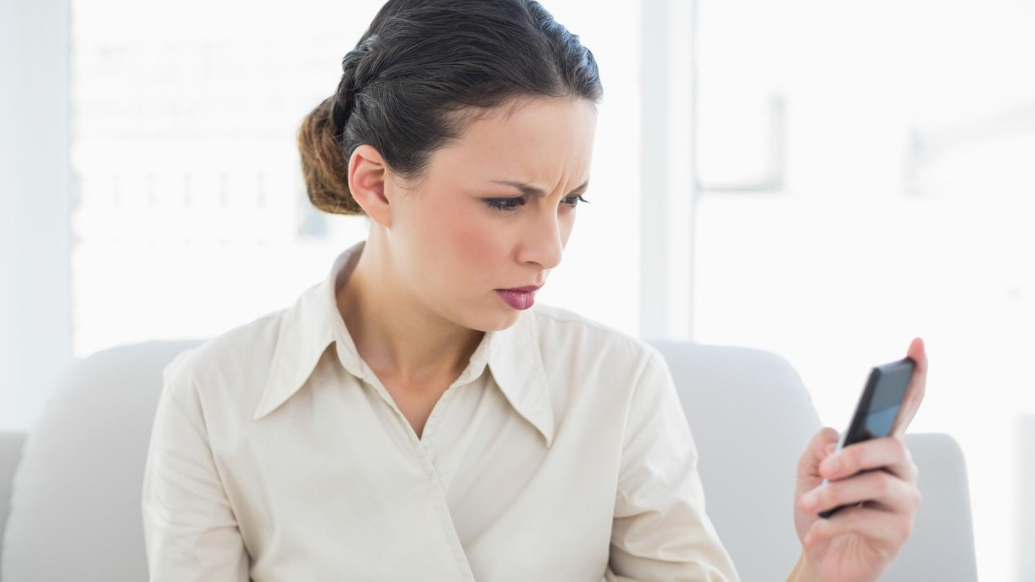 Психотерапевт объяснила, почему нас раздражают счастливые люди в соцсетях