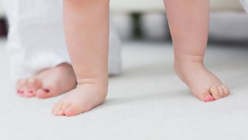 Чи шкідливо немовляті рано вставати на ноги: пояснення Комаровського