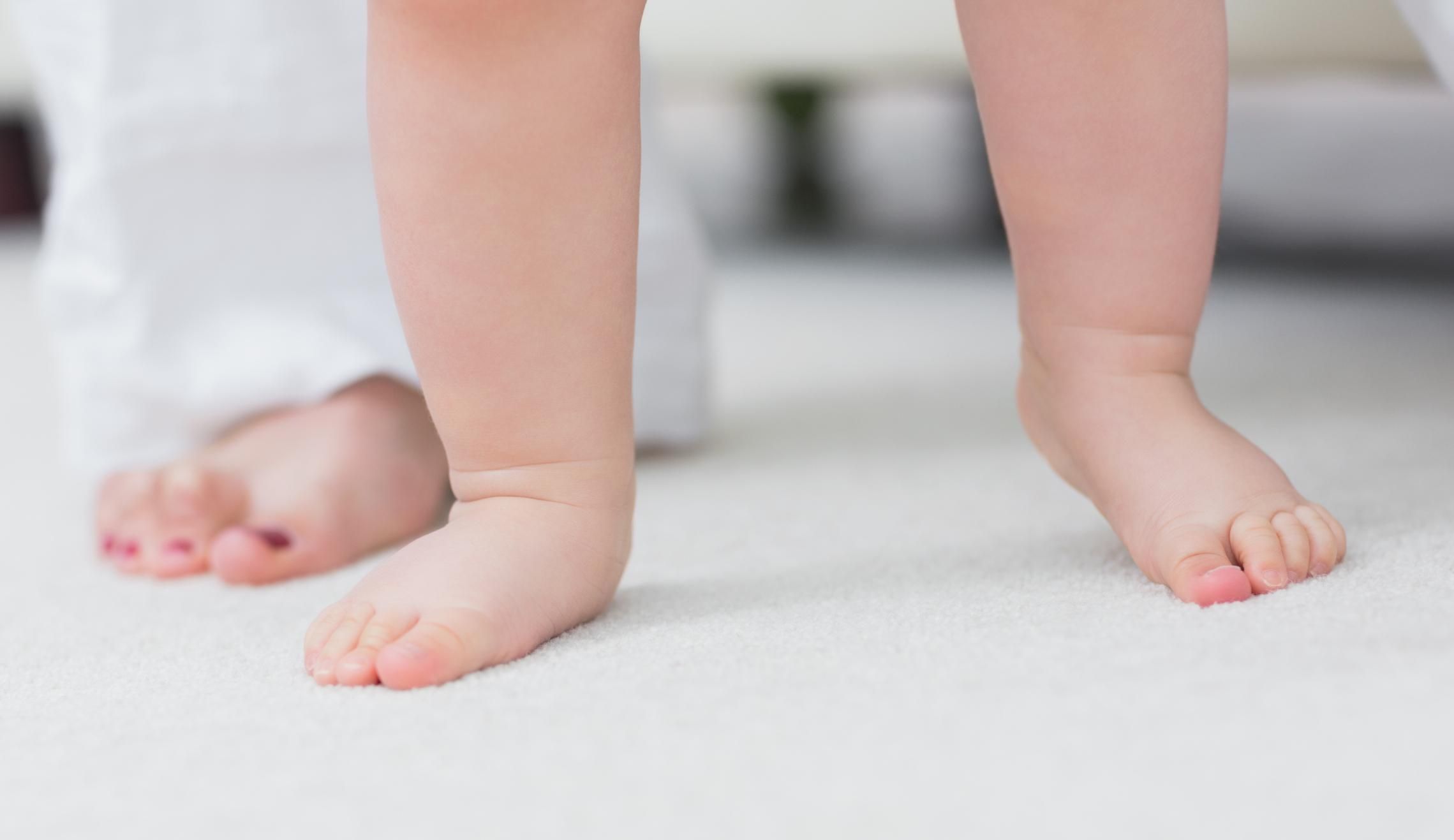 Вредно ли младенцу рано вставать на ноги: объяснение Комаровского