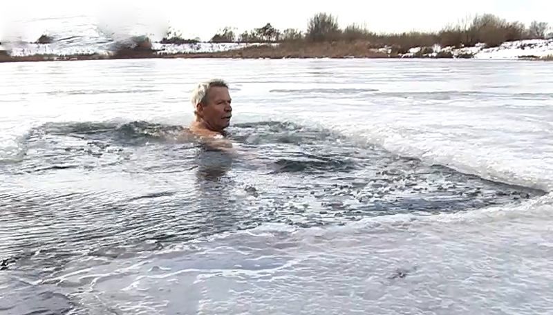 На Львівщині 67-річний вчитель фізкультури плаває в ополонці та бігає по 10 кілометрів