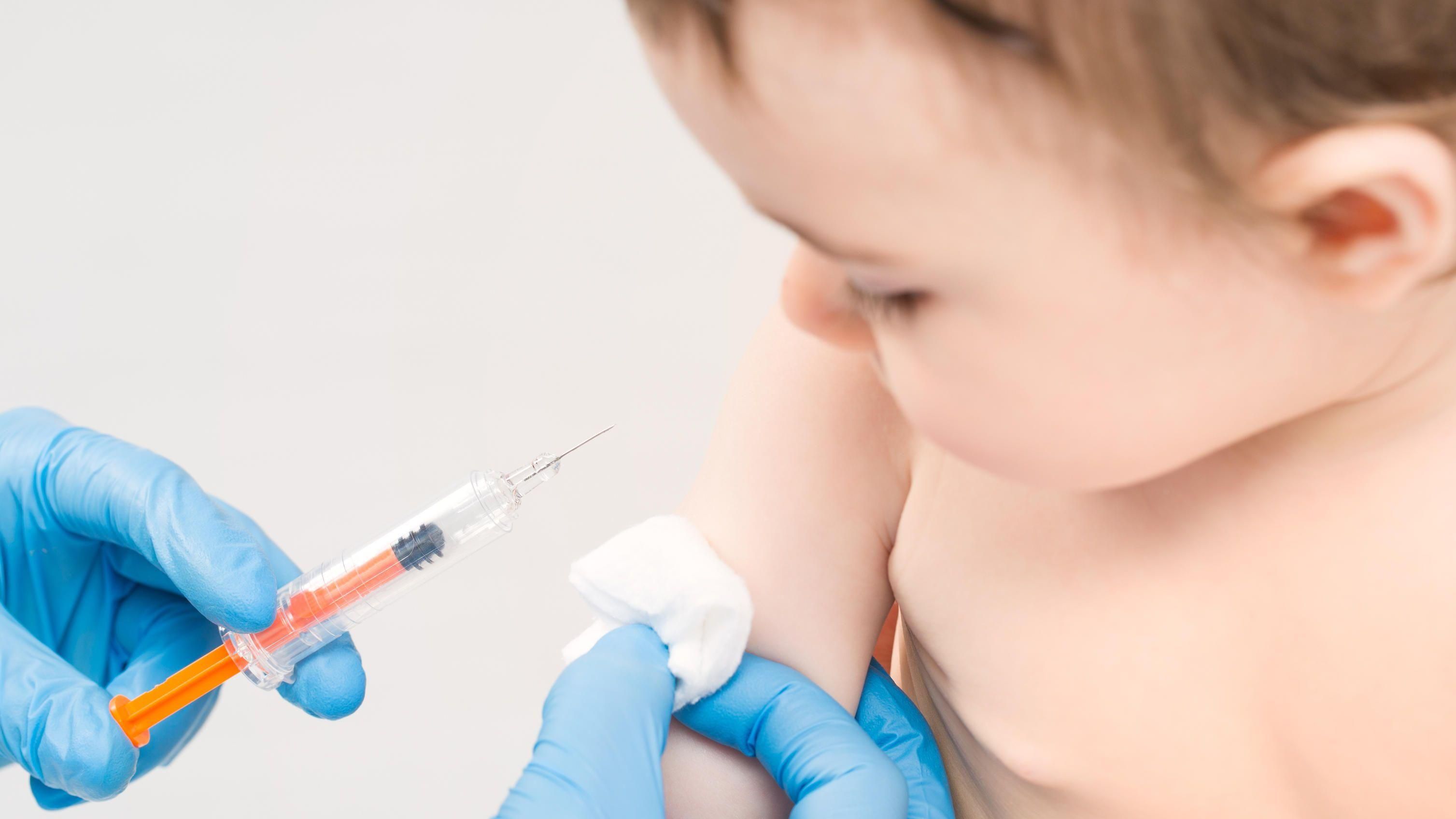 У яких випадках можлива вакцинація  дітей до року від кору