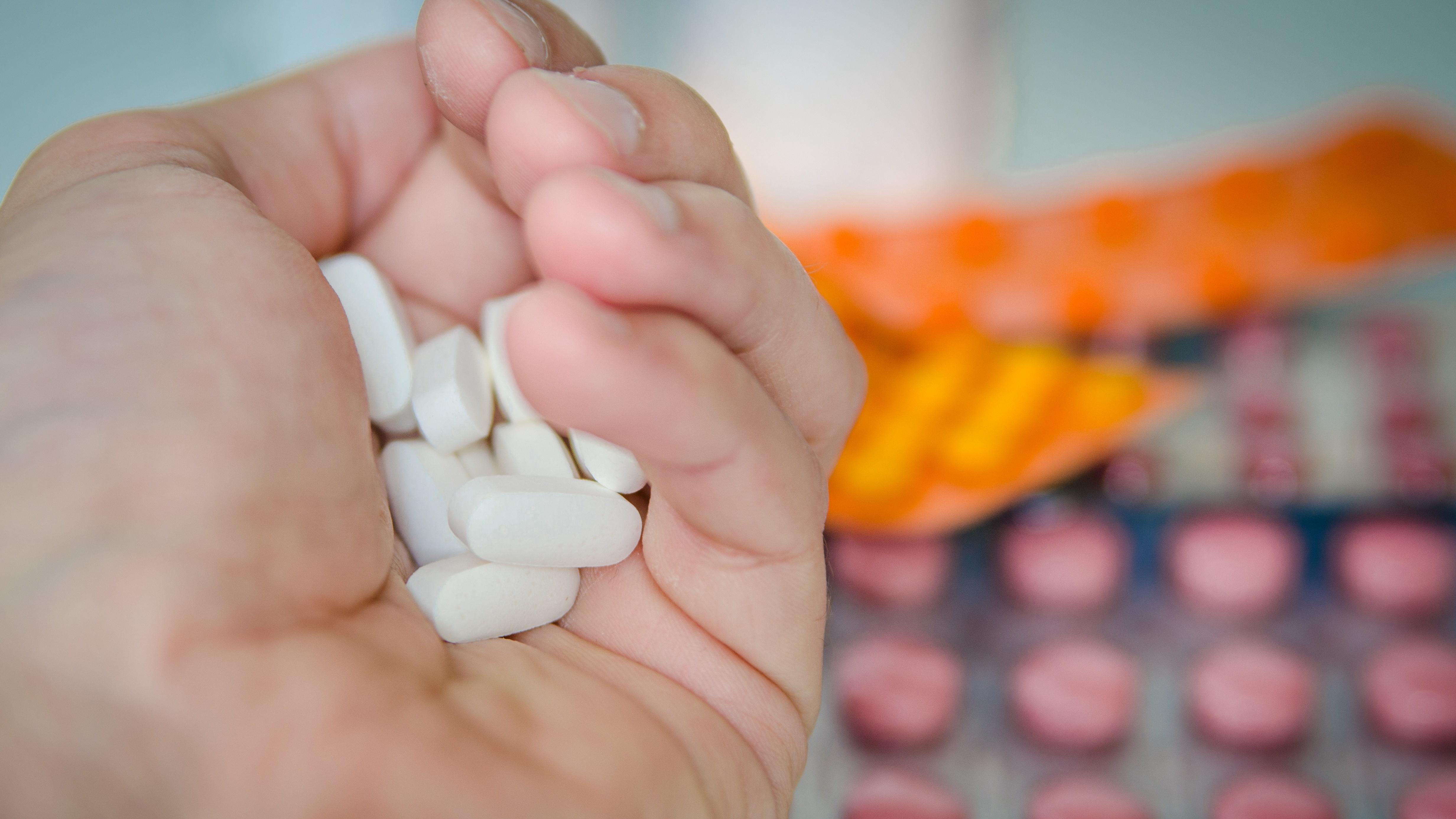 Чем запивать лекарства и когда их лучше принимать: объясняет Супрун