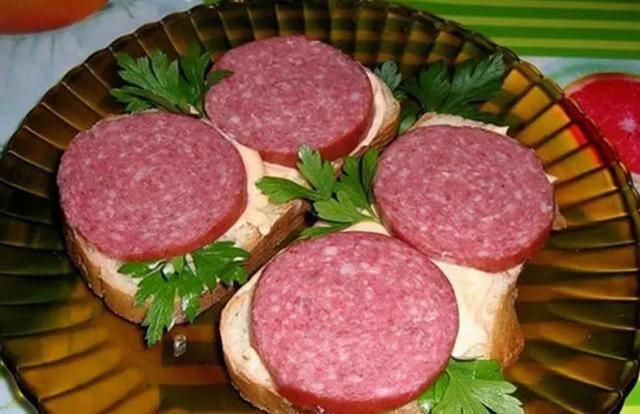 Шкода бутербродів з ковбасою - чим небезпечні і чим замінити