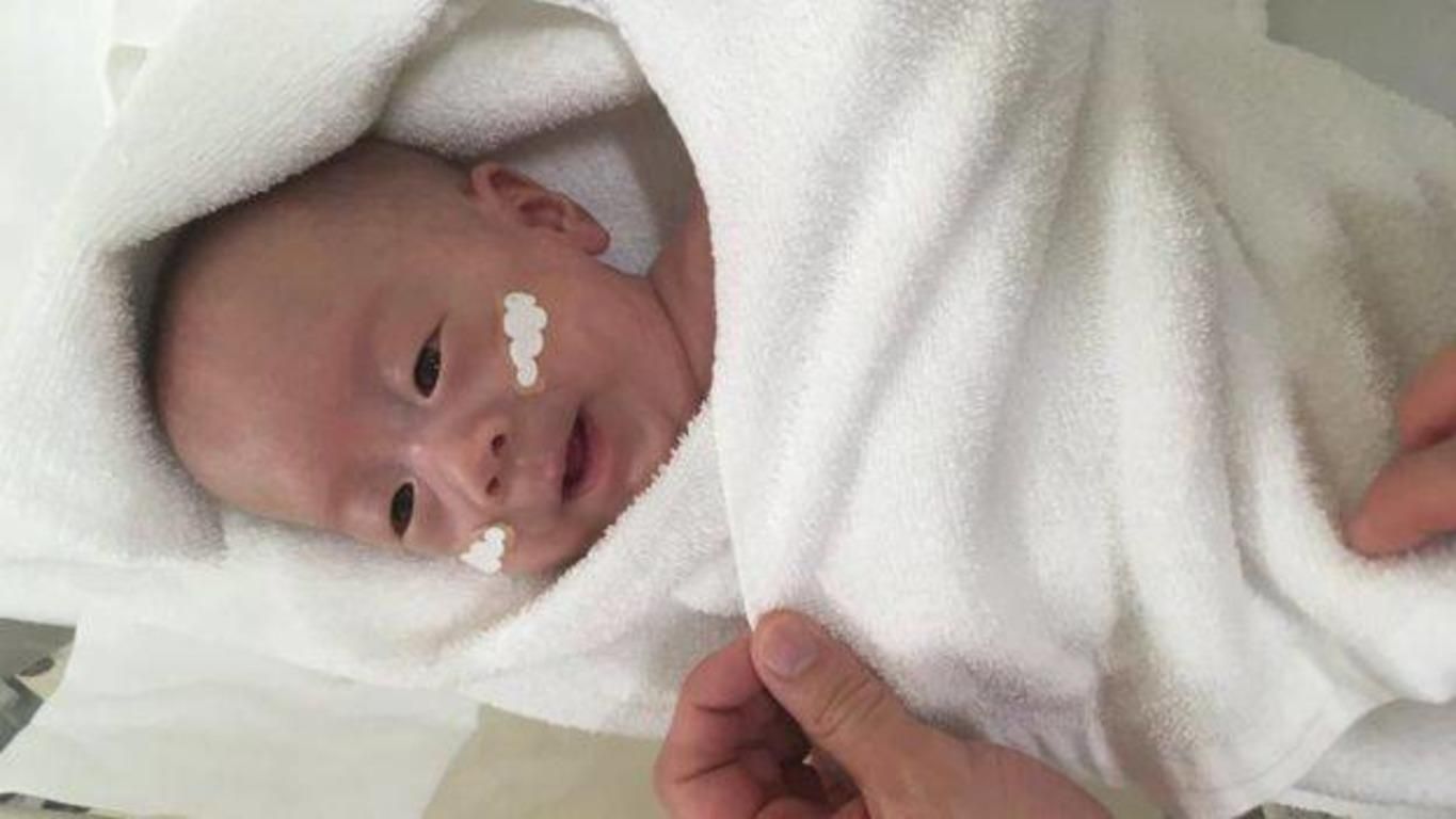 В Японии выписали из больницы самого маленького младенца в истории