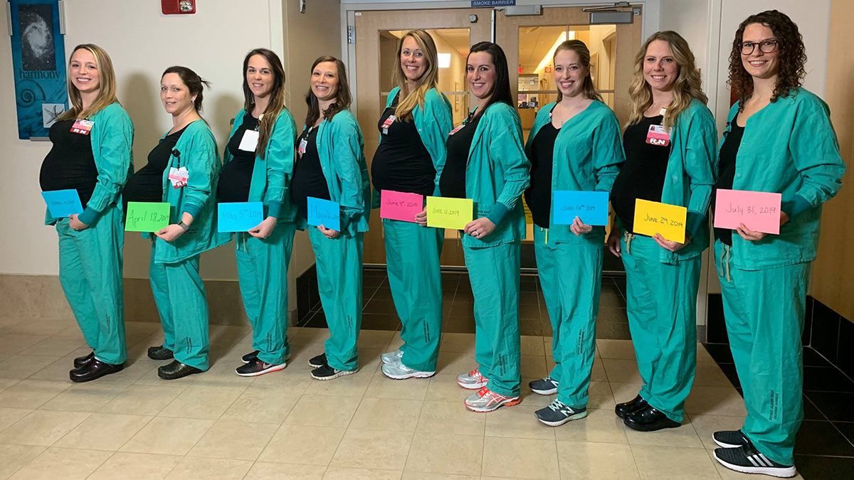 Дев'ять медсестер пологового відділення завагітніли одночасно: фото Дев'ять медсестер пологового відділення завагітніли одночасно: фото