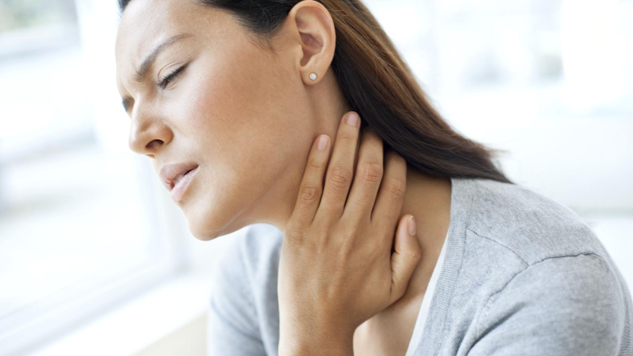 Чому болить горло – причини і види болю в горлі