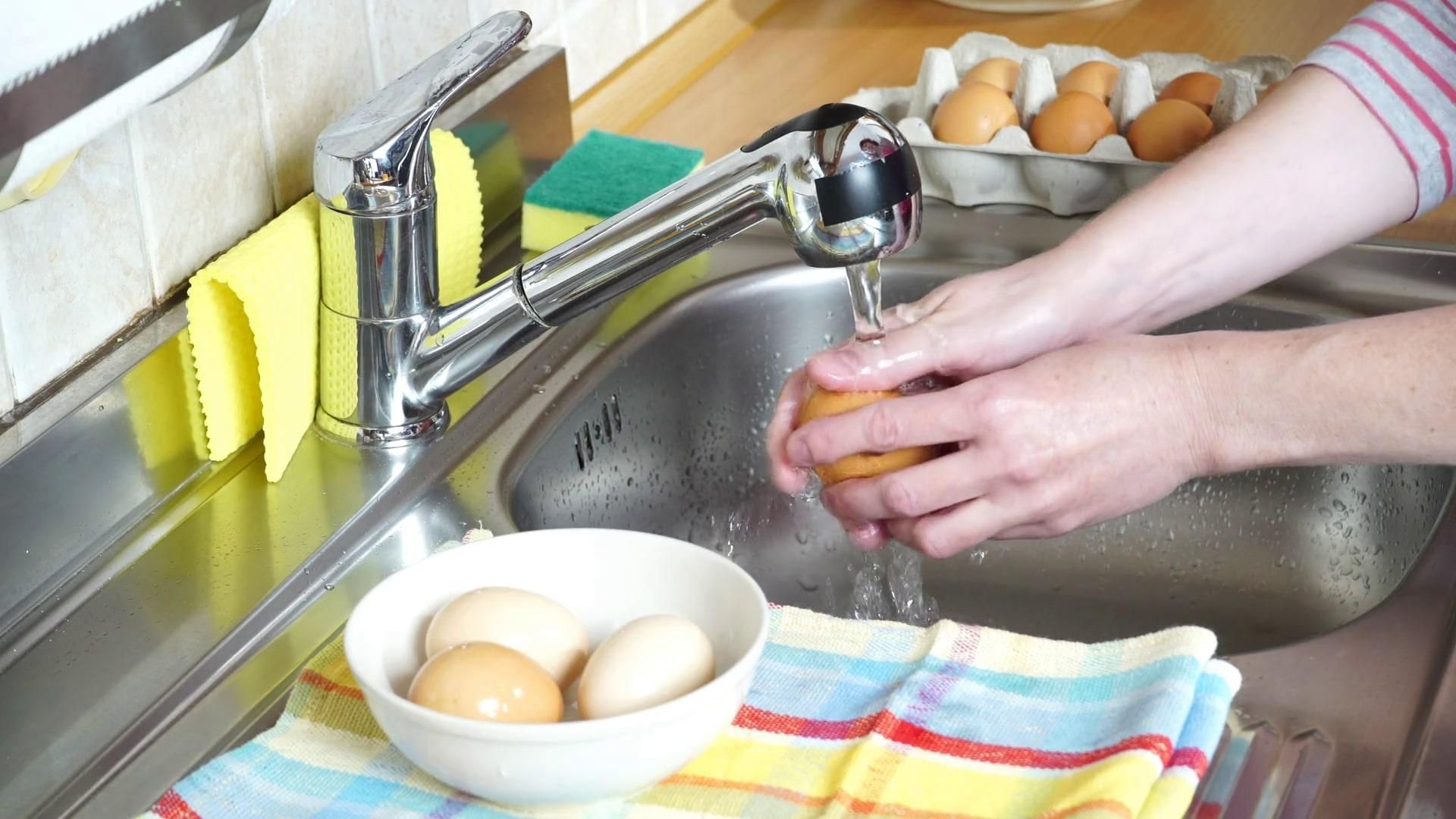 Нужно ли мыть яйца перед употреблением
