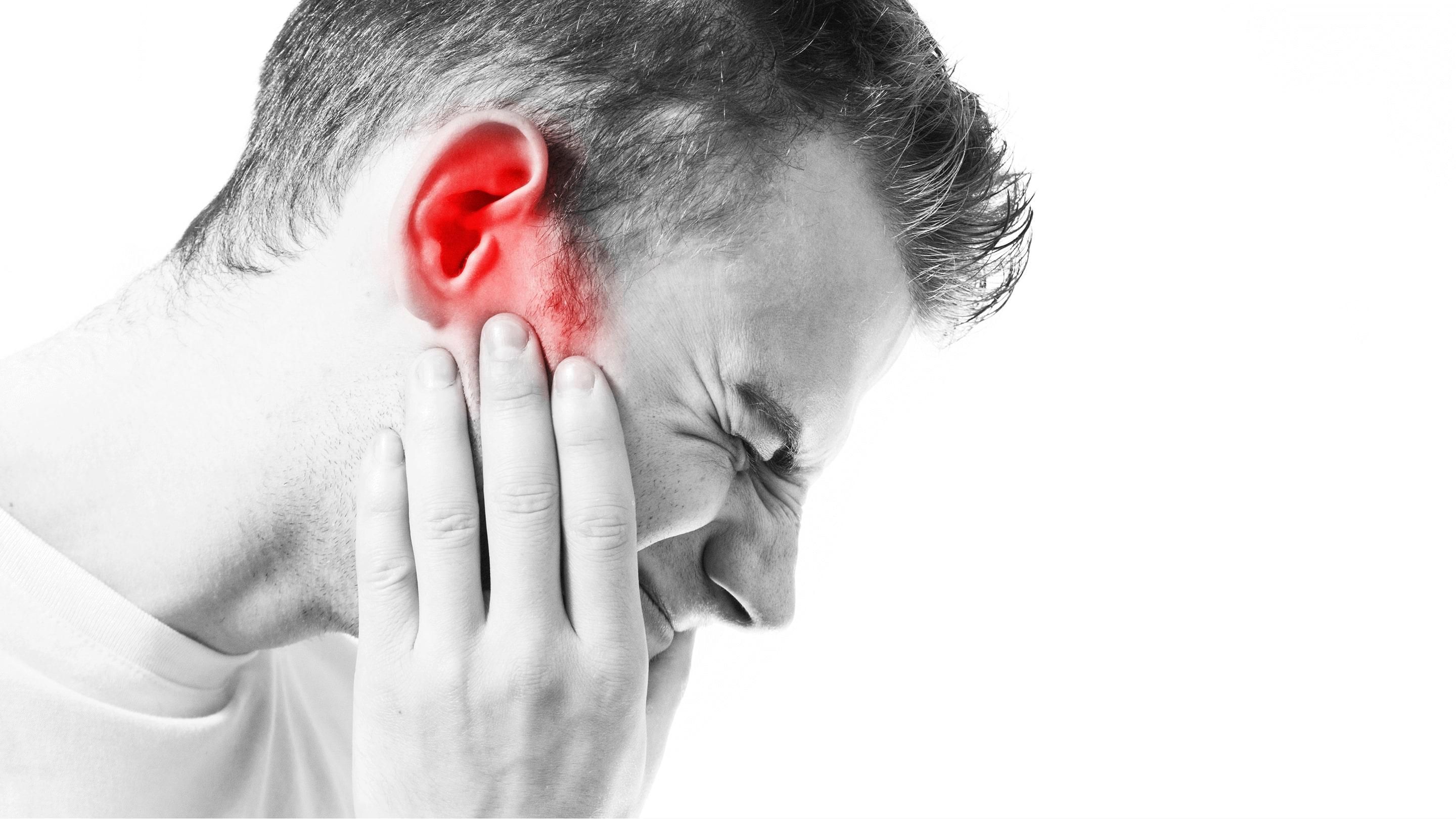 Біль у вусі: причини, симптоми отиту і запалення вуха