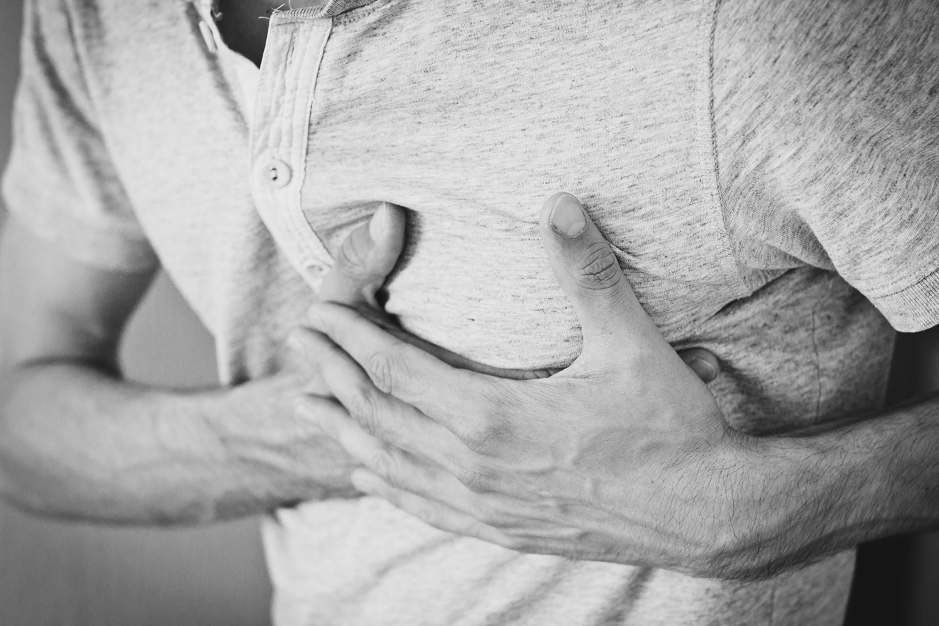 Почему болит в груди: причины боли в грудной клетке, симпотомы