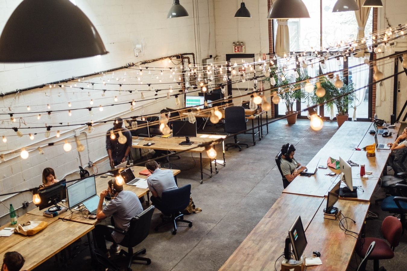 Как открытые офисы влияют на производительность и коммуникацию между работниками