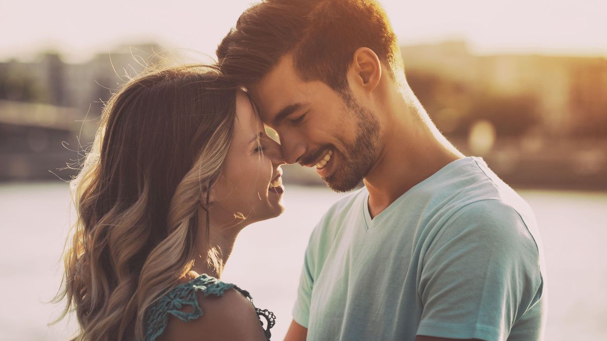 Пара в солнцезащитных очках шатерсток. Мужчина женщина объятия руны. Man for relationship. Пара в солнцезащитных очках в городе. Расставание пары.