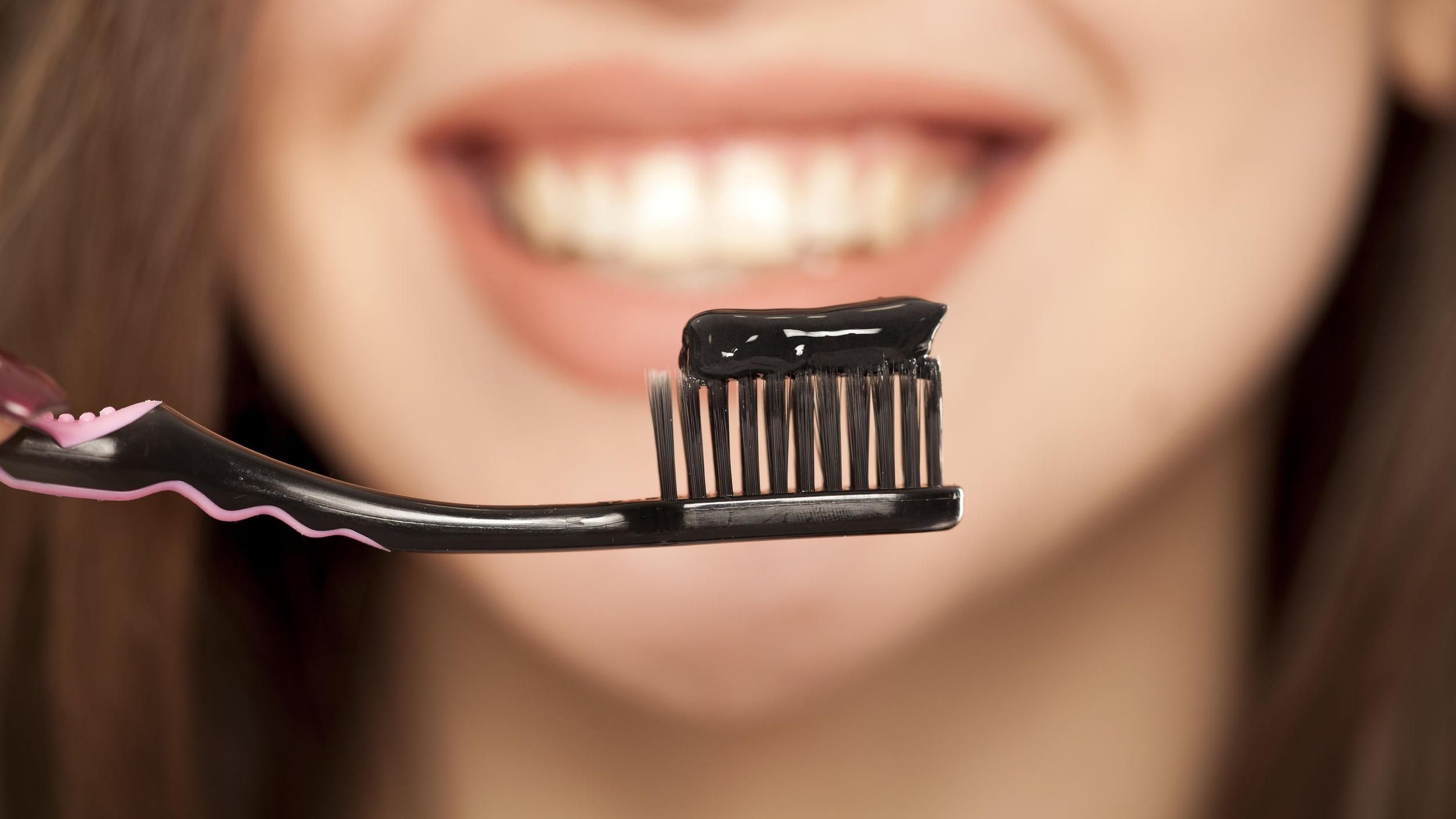 Черные пасты с углем не отбеливают зубы, – стоматологи