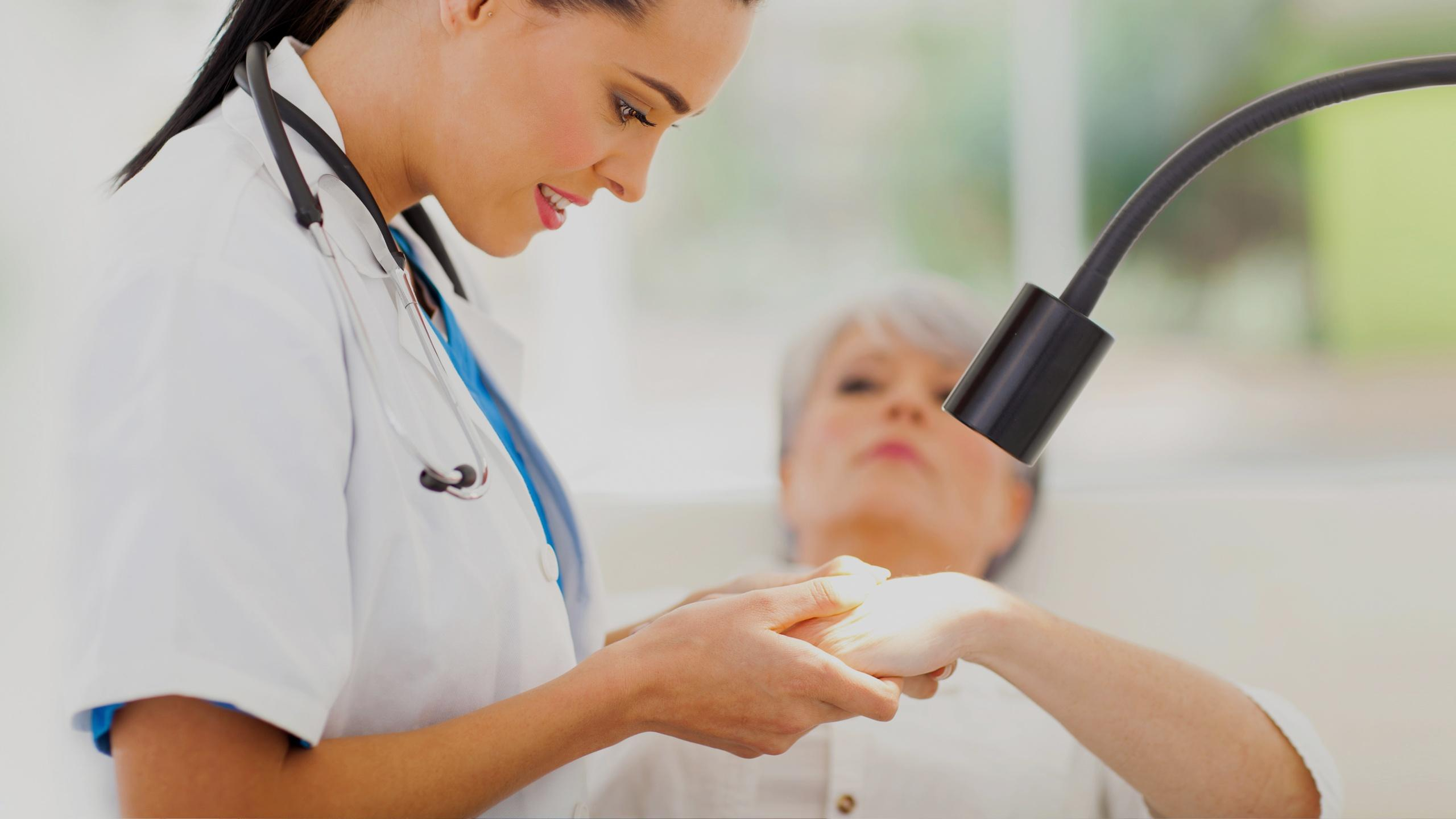 Белые пятна на теле: почему возникают и что делать