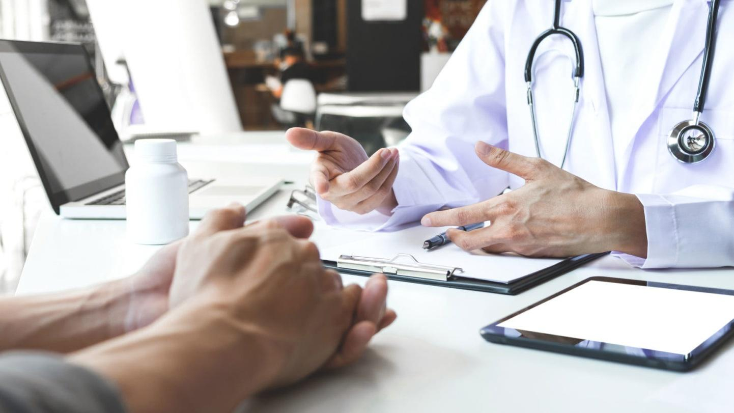 Врач назначил много препаратов: чем это опасно