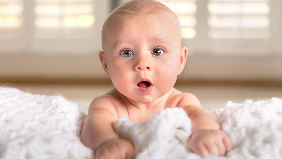 Малыш увидел. Удивленный ребенок. Малыш. Cute Baby. Удивлённая маленькая девочка.