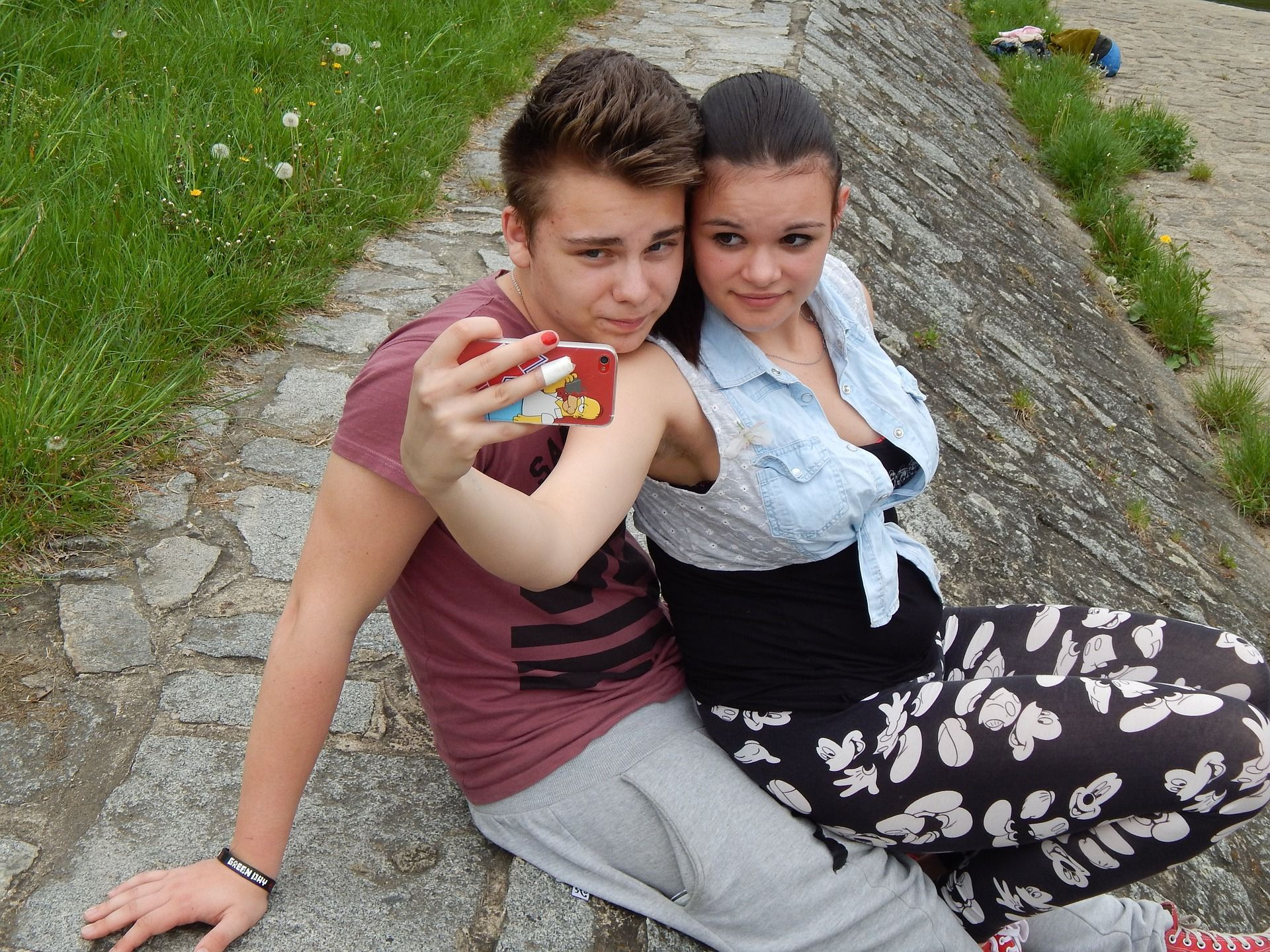 Обмен интимными фото может серьезно навредить подросткам