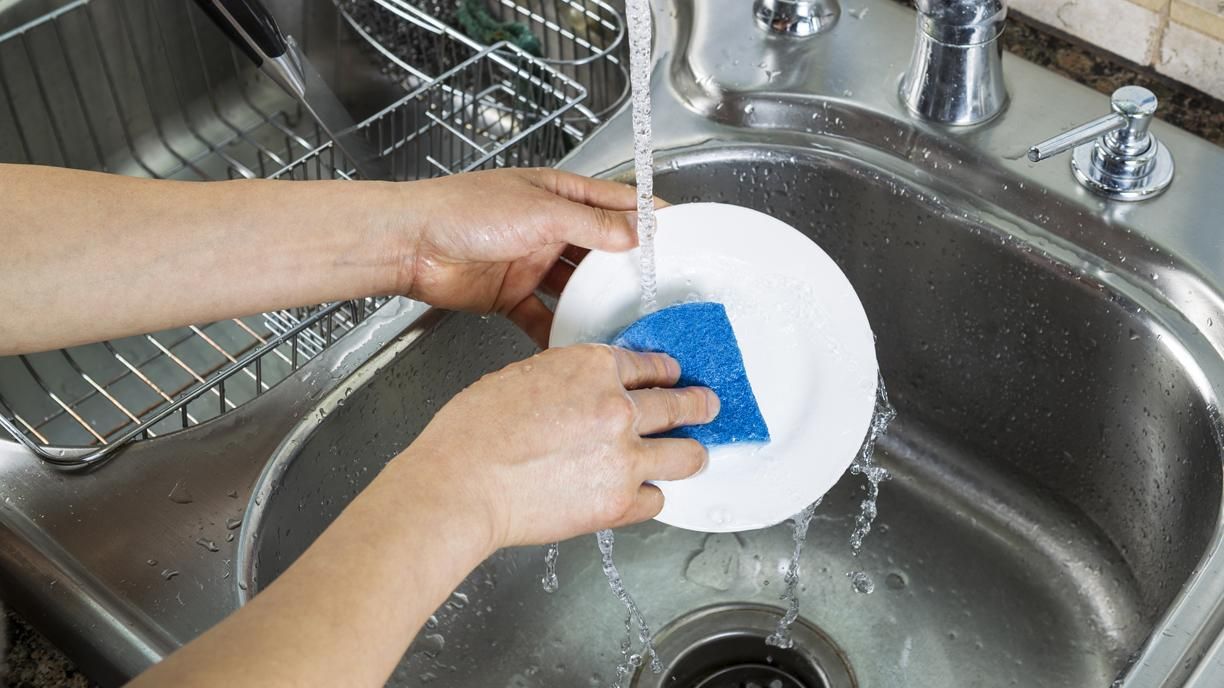 Обнаружили новую опасность губок для мытья посуды