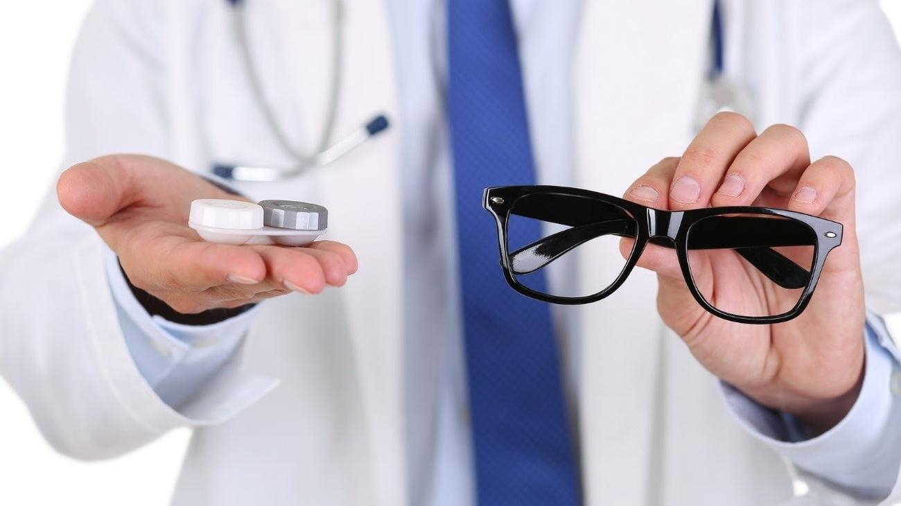 Очки или линзы: что лучше для здоровья глаз