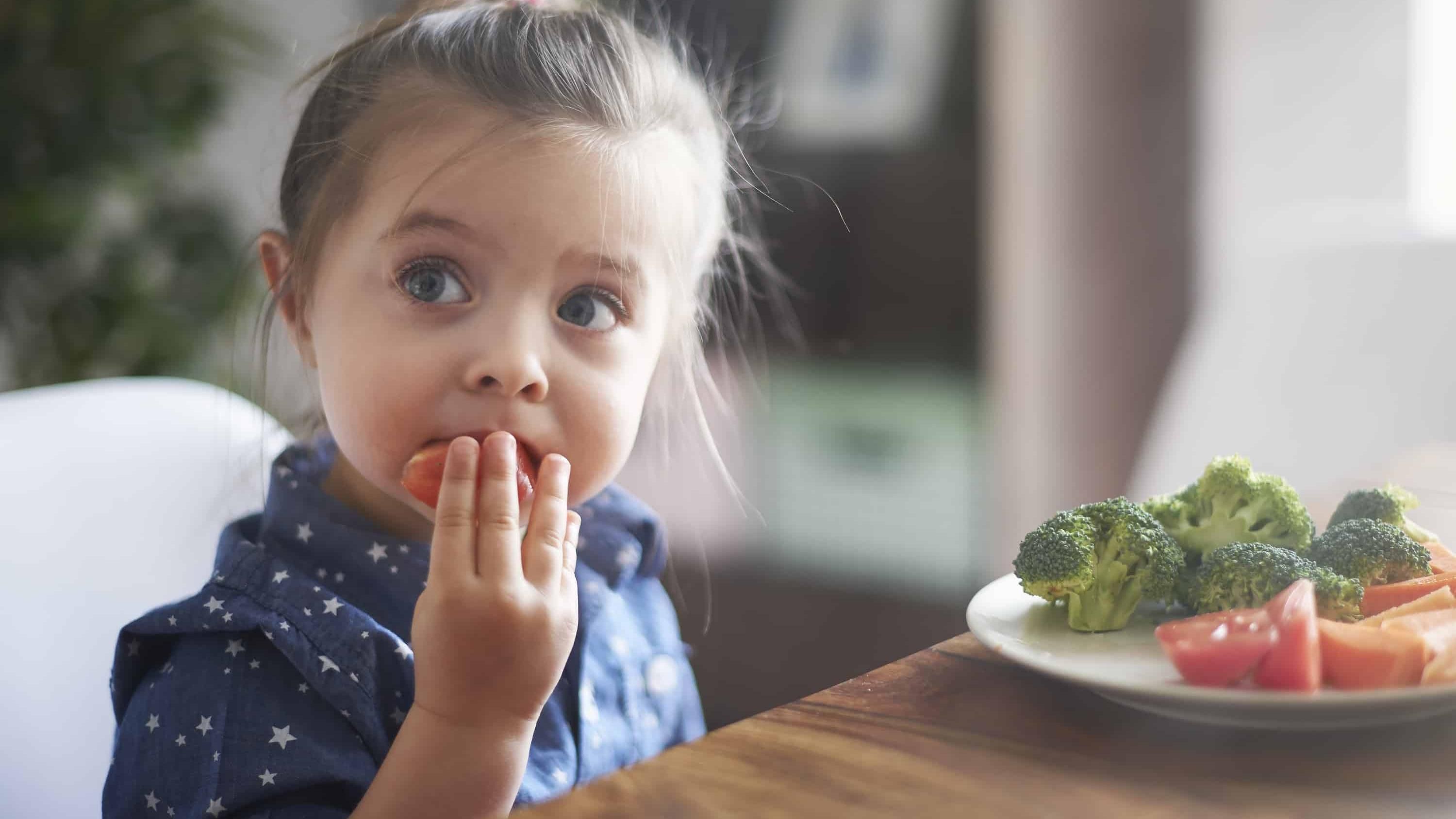 Как объяснить ребенку, какие продукты ему нельзя есть