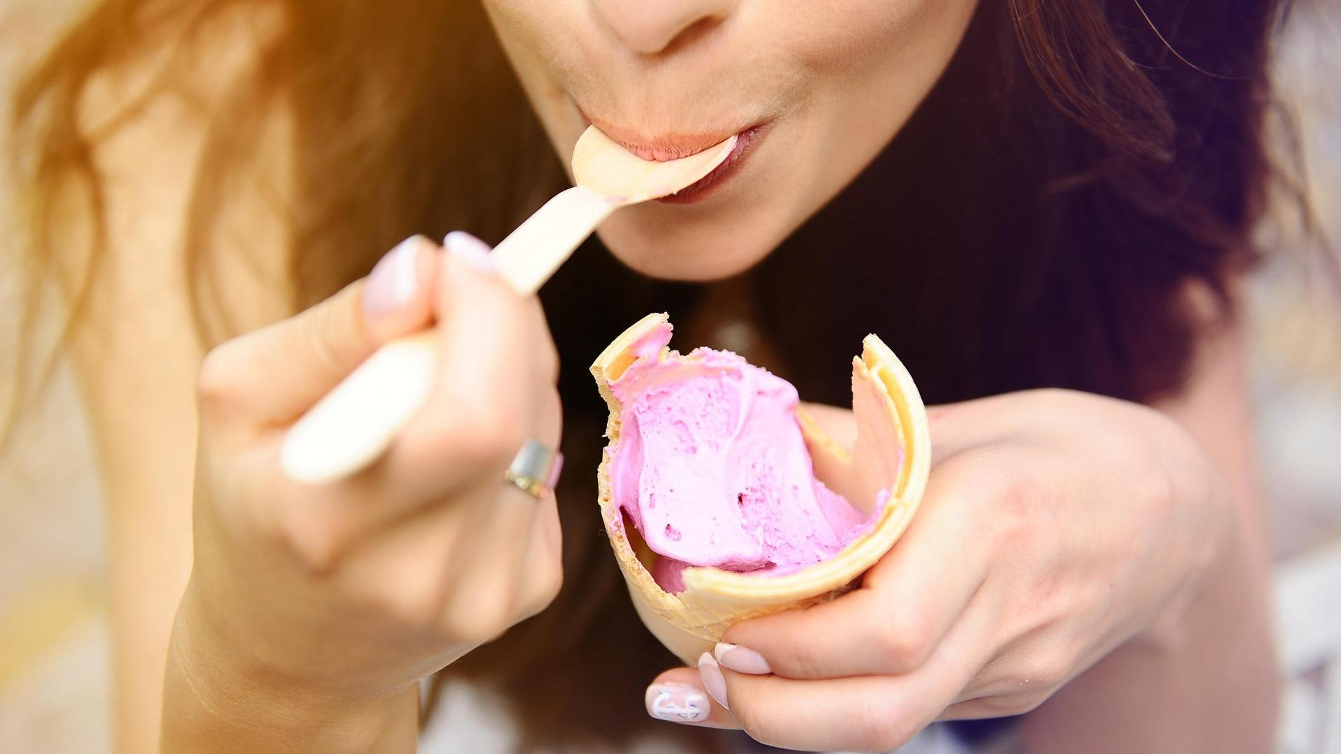Безопасно ли мороженое для зубов: ответ стоматолога