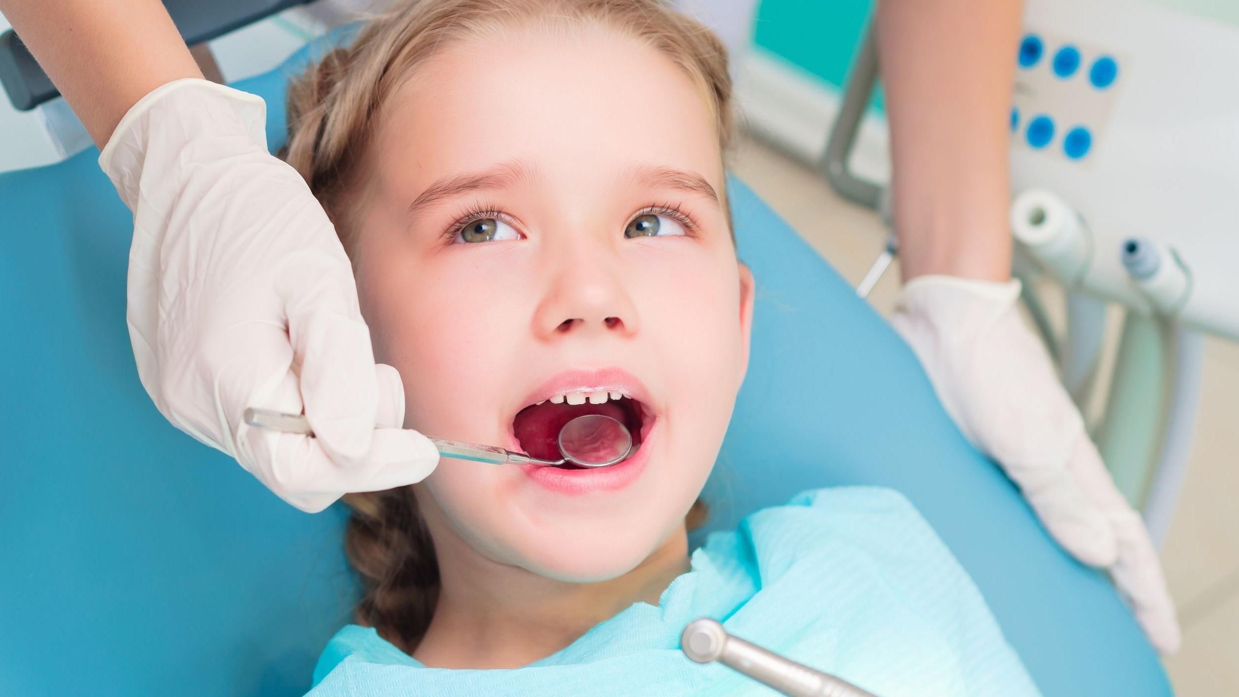 Почему темнеют зубы у детей: причины